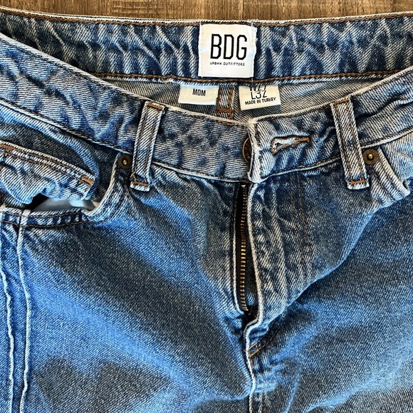 BDG Mom Jean with Edge Detail - Picture 2 of 3
